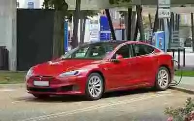 Tesla with 'no driver' crashes in Texas Two Die: Safety Concerns?