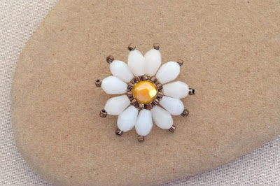 Beaded daisy instructions by Lisa Yang Jewelry