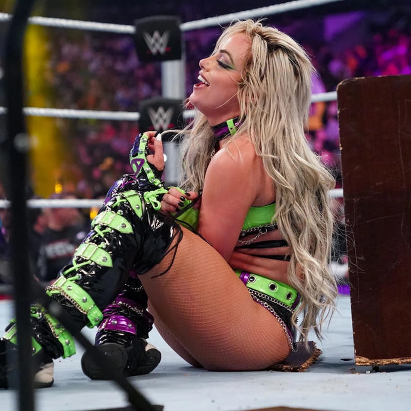 "But damn it's hot"- Twitter erupts after Liv Morgan brutalizes former WWE authority figure on SmackDown