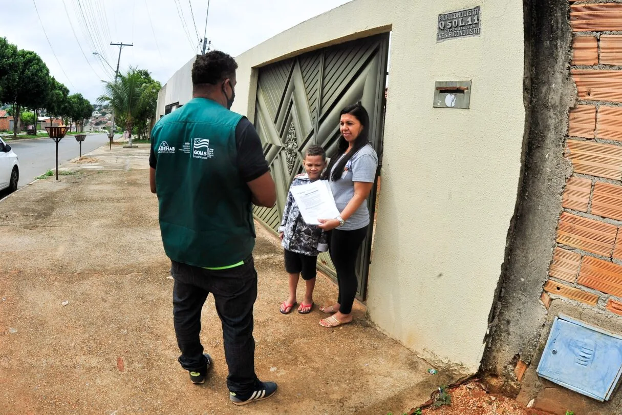 Agehab iniciou processo de regularização fundiária do Conjunto Vera Cruz, na saída para Trindade. Até o próximo dia 22 de dezembro a empresa Mendes & Borges Engenharia fará o cadastramento dos moradores interessados (Foto: Octacílio Queiroz)