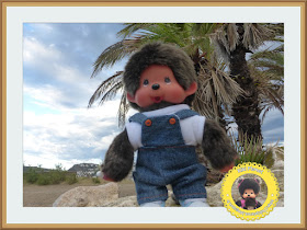 Bubbles le Monchhichi sur la plage de Rosas, Catalogne, Espagne, Costa Brava