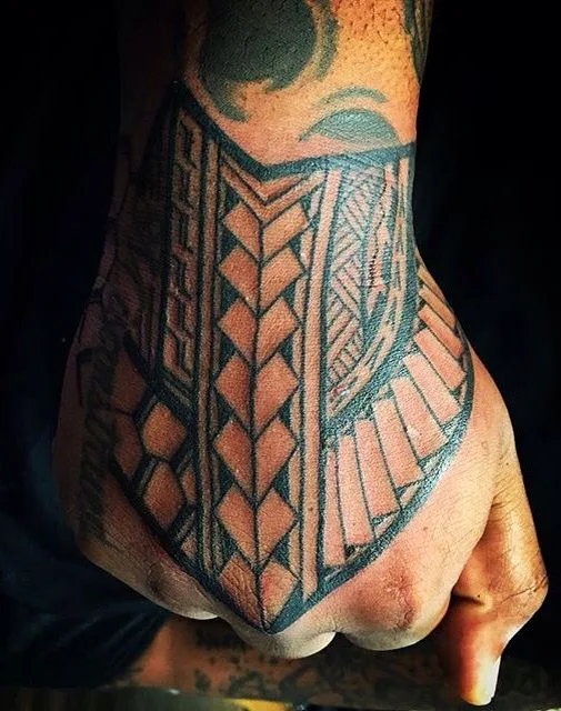 Vemos tatuaje maori en la mano