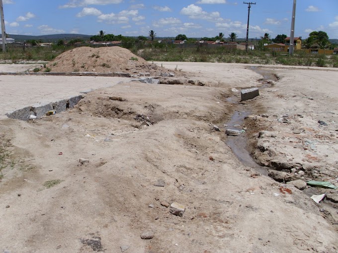 BURACO COMPLICA VIDA DE MORADORES E MOTORISTAS NA COHAB NOVA EM SALOÁ-PE