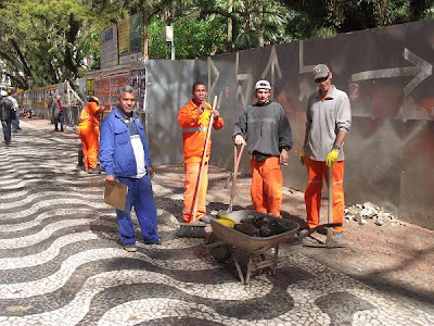 funcionários do Departamento de Esgotos Pluviais de Porto Alegre na Praça da Alfândega