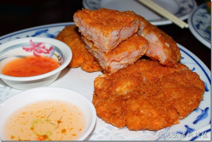 墾丁-迪迪小吃南洋菜。月亮蝦餅，NT$320。吃第一塊月亮蝦餅的時候感覺還不錯，可是越吃到後面就越來越膩了，個人還是比較喜歡薄的月亮蝦餅。