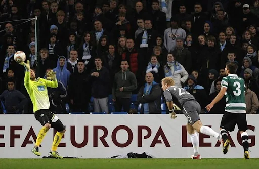 Sporting Lisbon goalkeeper Rui Patrício saves the header of Manchester City goalkeeper Joe Hart