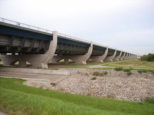 magdeburg water bridge2%255B3%255D Sungai di Atas Sungai