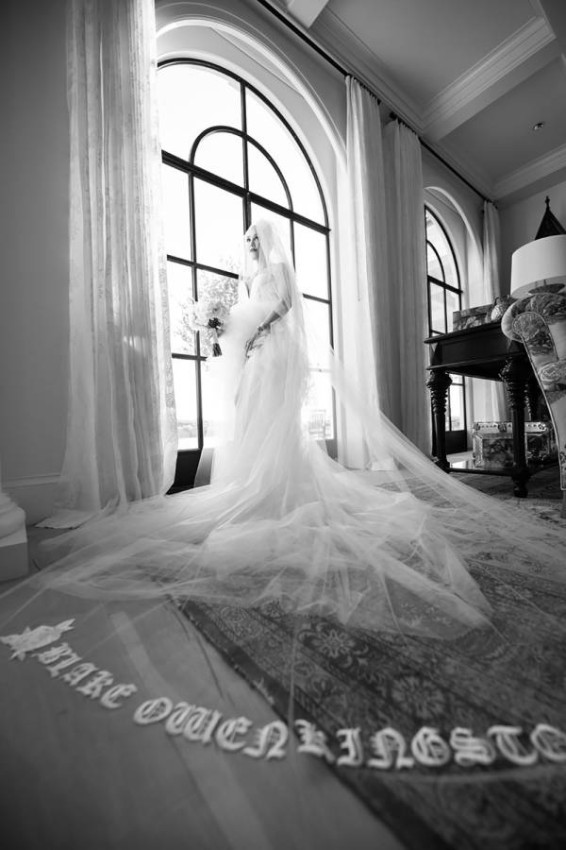 Gwen Stefani achieves her dream and marries Blake Shelton And the American magazine People reported that Stephanie wore a dress designed by fashion designer Vera Wang.