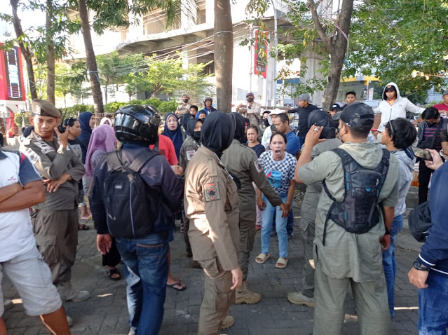 Para Pedagang Kali Lima Di Pantai Losari Kembali Ditertibkan