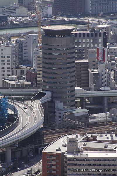 Satu-satunya Gedung di Jepang yang Ditembus Jalan Tol [FULL PICT]