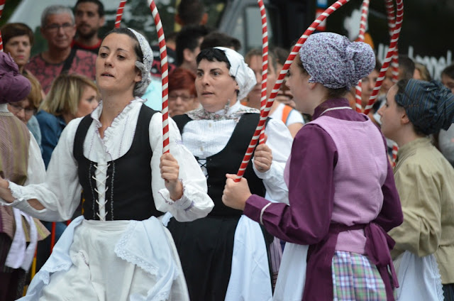 Amaia lleva hasta las fiestas de Llano las danzas vascas al aroma del chocolate de San Juan