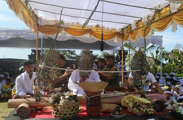 1281 Orang Ikuti Sapu Leger di Pura Luhur Pucak Padang Dawa