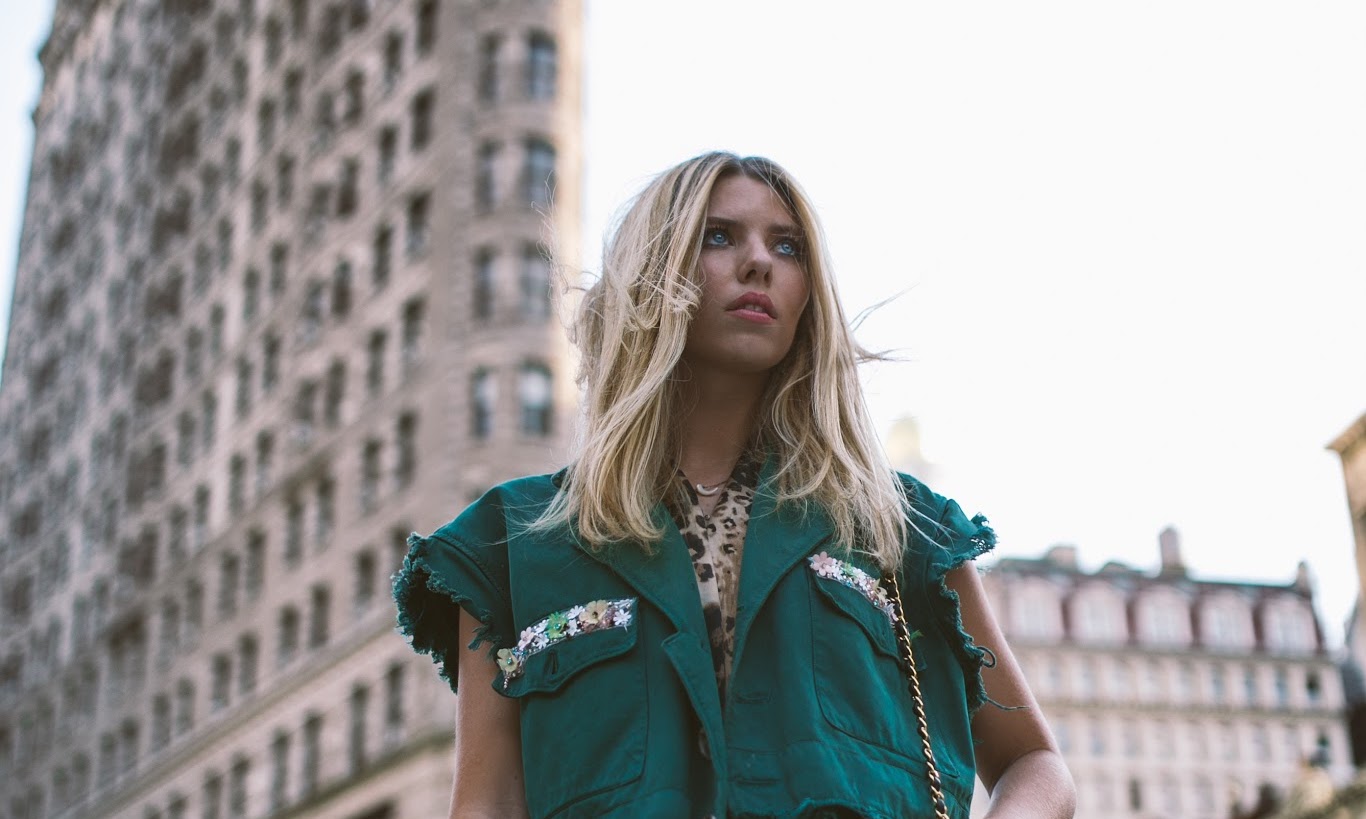 Trendy woman wearing a blue and green outfit in the city