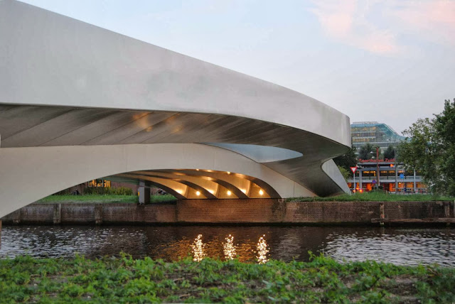 05-Na-Druk-Geluk-Brug-by-René-van-Zuuk-Architects