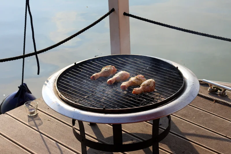 Hähnchenkeulen mit Rosmarinbutter unter der Haut auf dem Grill der Feuerschale | Arthurs Tochter Kocht by Astrid Paul