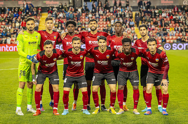 VALENCIA C. F. Temporada 2021-22. Mamardashvili, Gabriel Paulista, Thierry Correia, Omar Alderete, Ilaix Moriba, Gonçalo Guedes. Hugo Duro, José Luis Gayá, Carlos Soler, Musah y Hugo Guillamón. RAYO VALLECANO DE MADRID 1 VALENCIA C. F. 1 Lunes 11/04/2022, 21:00 horas. Campeonato de Liga de 1ª División, jornada 31. Madrid, estadio de Vallecas: 9.302 espectadores. GOLES: 0-1: 57’, Carlos Soler. 1-1: 83’, Sergi Guardiola.