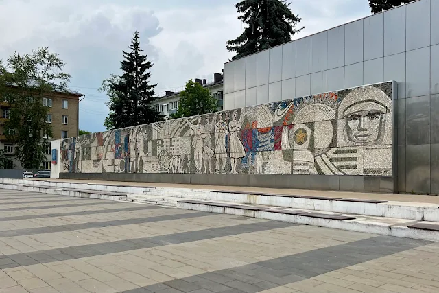 Королёв, Центральная городская площадь, мозаичная стела (установлена в 1960-х годах)