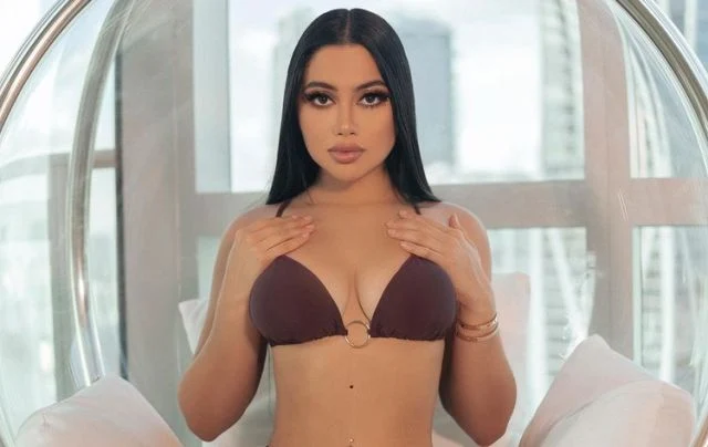 Jailyne Ojeda muestra sus sexys curvas en bikini negro