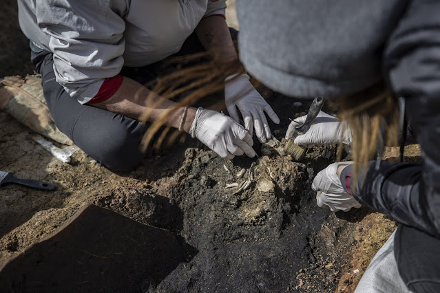Οι αρχαιολόγοι εργάζονται στον ελληνιστικό τάφο. [Credit: AA]