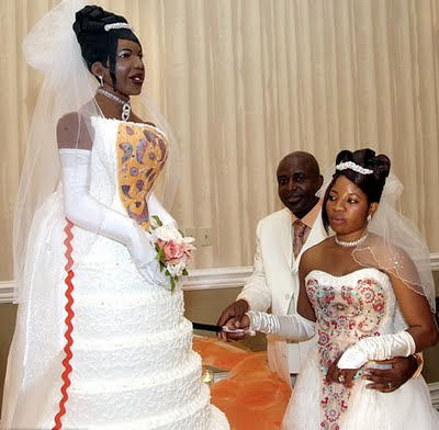 Pics Wedding Cakes on Wedding Dresses And Cakes  A Really Weird Wedding Cake