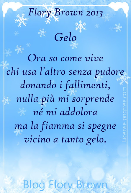 Cielo azzurro con fiocchi piccoli, grandi e accumuli di neve, cornice bianca più la poesia 'Gelo' di Flory Brown.