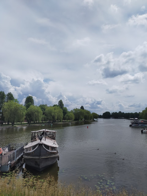 dwie łódki przy rzece w centrum Augustowa