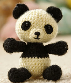 http://translate.google.es/translate?hl=es&sl=en&tl=es&u=http%3A%2F%2Fangiesartstudio.com%2F2010%2F04%2F09%2Fpanda-bear-amigurumi