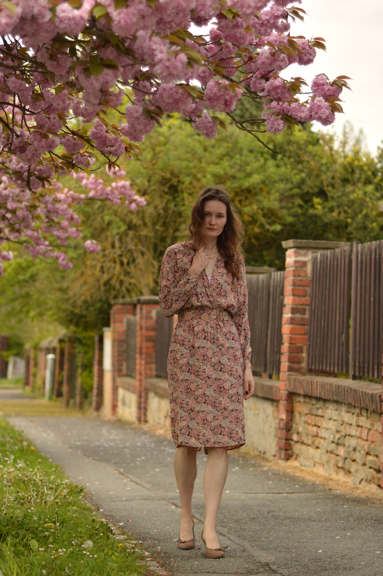 thrifted vintage dress, s.Oliver heels, georgiana quaint, český blog, cherry blossoms season