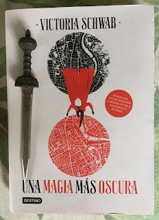 Portada del libro Una magia más oscura, de Victoria Schwab