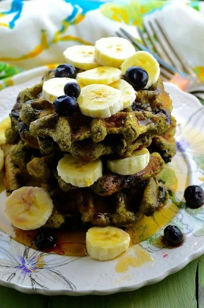 11. Waffle teh hijau dengan blueberry dan pisang