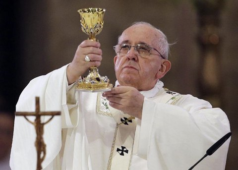 pope francis raise chalice in white chasuble