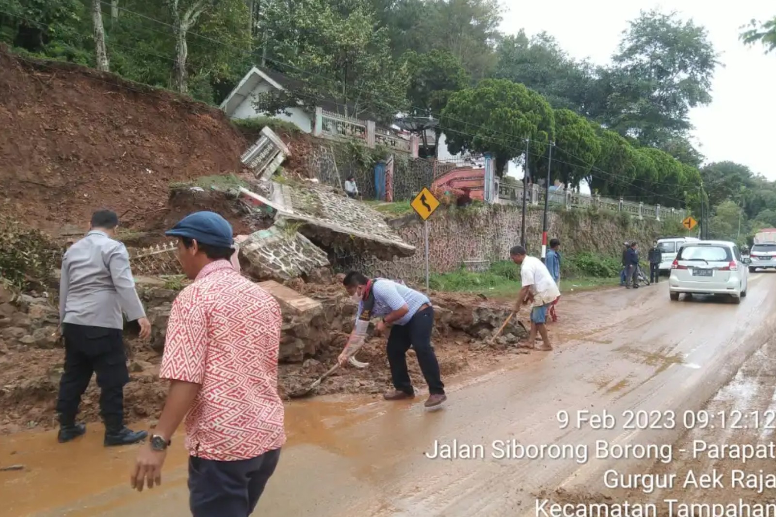 Tanah Longsor di Jalan Lintas Toba, Ini Dilakukan Polsek Balige Bersama BPBD Toba 