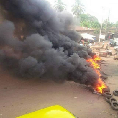 Angry youths barricade Makurdi-Aliede road with tyres and corpse of one of those killed by Fulani herdsmen