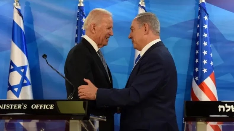 O vice-presidente dos EUA, Joe Biden, e o Primeiro-Ministro israelense, Benjamin Netanyahu, apertam as mãos durante uma coletiva de imprensa conjunta no Gabinete do Primeiro-Ministro em Jerusalém, em 9 de março de 2016 | Debbie Hill/pool via AFP