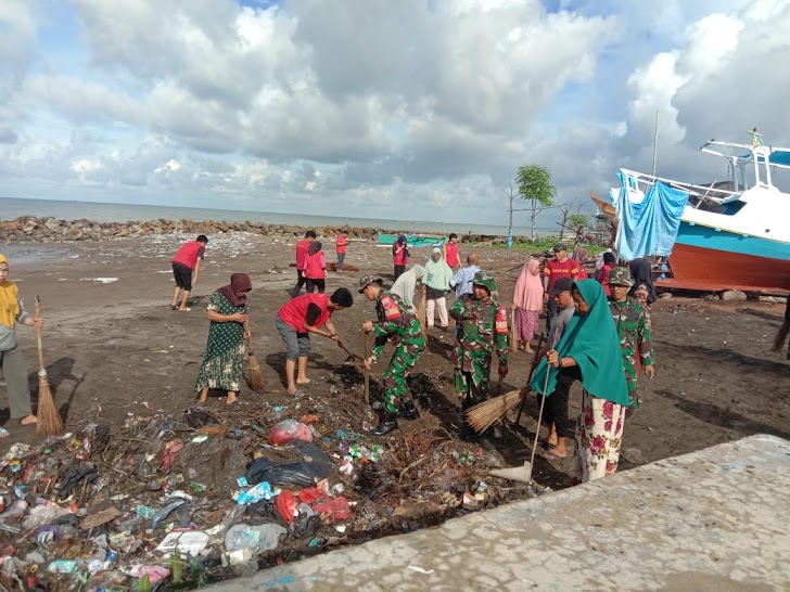 Peduli Lingkungan, Personel Koramil 1426-03/Galut Bersama Instansi Terkait Bersihkan Pesisir Pantai