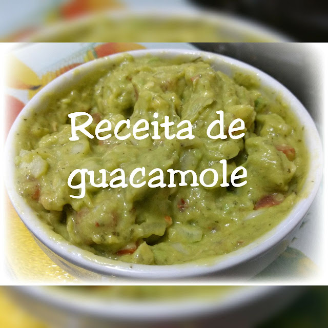 Desde criança gosto de comer abacate e é minha sobremesa preferida. Mas, até um tempo atrás só preparava o creme adoçado. Muito simples de preparar, amasso o abacate maduro, espremo limão, um pouco de leite e adoçante, misturo tudo e está pronto.  Mas de uns tempos para cá, aprendi a utilizar o abacate de uma outra forma, como alimento salgado. Que é um alimento saudável e funcional, já não existem mais dúvidas a respeito. A gordura do abacate é liberada (protetora do coração), porém deve ser consumido com moderação como todo e qualquer alimento. Possui cerca de 175 calorias por cada 100g. Excelente fonte de vitaminas como A, B, C, K e E. Fornece também minerais antioxidantes, com Cálcio, Ferro, Manganês, Potássio, Sódio, Fósforo e Zinco.  O abacate é um alimento de origem mexicana, de onde também vem o Guacamole. Esta preparação é muito nutritiva e pode ser comida com biscoito, no pão, no wrap ou até recheando a tapioca.  Ingredientes: 1/2 abacate picado 1/2 tomate (firme) picado 1/2 cebola picada 1 dente de alho picado Sal a gosto Tempero chimichurri (é meio apimentado)  Modo de preparo: Misturar tudo muito bem.