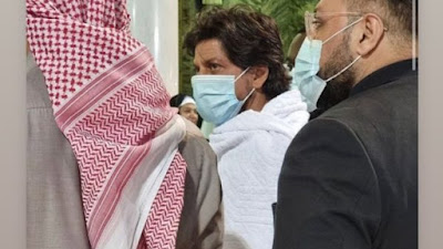 Viral Momen Shah Rukh Khan Pakai Pakaian Ihram di Masjidil Haram