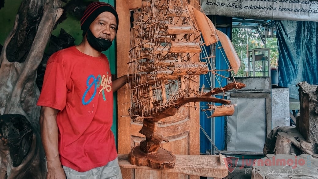Darminto yang berhasil membuat kapal dari akar bambu (Foto : Fera Meilia Ananda Putri/jurnalMojo)
