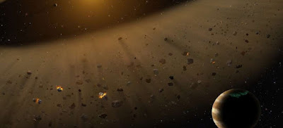   Uma estrela a apenas 10 anos-luz de distância da Terra poderia nos fornecer um vislumbre fascinante sobre os primórdios de nosso Sistema Solar.  Chamada de Epsilon Eridani, ela é semelhante a nosso Sol, mas com cerca de um quinto de sua idade. A estrela também possui os chamados discos de detritos, que são as marcas registradas da formação de um sistema planetário. Com informações do IFLScience.  A descoberta, feita por pesquisadores da Universidade de Iowa State, foi relatada em um estudo publicado pelo periódico The Astronomical Journal. Ao examinar os discos de detritos ao redor da estrela, eles descobriram que as estruturas internas e externas destes eram semelhantes ao cinturão de asteroides entre a Terra e Marte, bem como o Cinturão de Kuiper, localizado bem além de Netuno e dentro de nosso Sistema Solar.     “Esta estrela hospeda um sistema planetário que atualmente está passando pelos mesmos processos cataclísmicos que ocorreram ao Sistema Solar em sua juventude, no momento em que a Lua ganhou a maioria de suas crateras, a Terra adquiriu a água em seus oceanos, e as condições favoráveis ​​para a vida em nosso planeta foram ajustadas”, explicou o coautor do estudo Massimo Marengo. Este período, conhecido como Intenso Bombardeio Tardio (IBT), possivelmente também ocorreu com os cometas do Cinturão de Kuiper e Nuvem de Oort, provavelmente há 4.1 e 3.8 bilhões de anos.  As evidências desse período são visíveis por meio das idades das crateras da Lua e outros corpos celestes. Amostras trazidas por missões Apollo descobriram que muitas das crateras lunares foram formadas neste tempo. Ainda, a migração de Júpiter e Saturno para suas atuais órbitas também pode ter resultado no evento, o que consequentemente provocou o distanciamento de Netuno e aproximação de alguns cometas.  Não está claro ainda para os pesquisadores qual processo exatamente está ocorrendo em Epsilon Eridani. Mas, o que eles sabem até agora é que de fato existe um planeta ali, com massa semelhante à de Júpiter e na borda de um cinturão de asteroides interno. Também, um segundo cinturão está aproximadamente na mesma posição que a órbita de Urano em nosso Sistema Solar.  “A semelhança da estrutura de Epsilon Eridani com nosso Sistema Solar é notável, embora ele seja muito mais jovem que o nosso Sol”, disse a NASA em um comunicado. As descobertas foram feitas por meio do Observatório Estratosférico da NASA para a Astronomia Infravermelha (SOFIA), que basicamente é uma nave equipada com um telescópio voando a cerca de 13.700 metros de altitude enquanto observa o universo. “Agora podemos dizer com grande confiança que há uma separação entre as correias internas e externas da estrela“, disse Marengo. “Existe uma lacuna provavelmente criada pelos planetas, mas ainda não os detectamos e eu ficaria surpreso se eles não estiverem lá”.  FONTE:  IFL Science