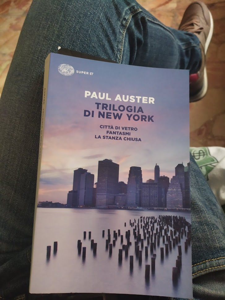 Frammenti e Tormenti: Trilogia di New York / Città di vetro / Fantasmi / La  stanza chiusa - Paul Auster