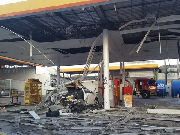 Bomba de gás explode e destrói carro e posto de combustível em Fortaleza