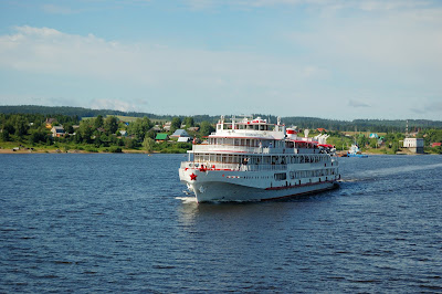 Crucero atravesando poblados rurales y canales