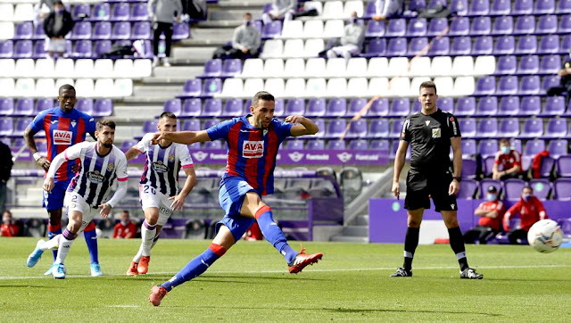 Esteban Burgos transforma en el primer gol del Eibar el penalti señalado por el árbitro a instancias del VAR. Diop, Luis Pérez, San Emeterio y el árbitro Díaz de Mera aparecen en la foto. REAL VALLADOLID C. F. 1 S. D. EIBAR 2. 03/10/2020. Campeonato de Liga de 1ª División, jornada 5. Valladolid, estadio José Zorrilla.