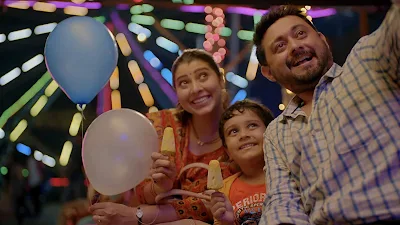 Samantar Web Series Scene Tejaswini Pandit, Joshi with their child