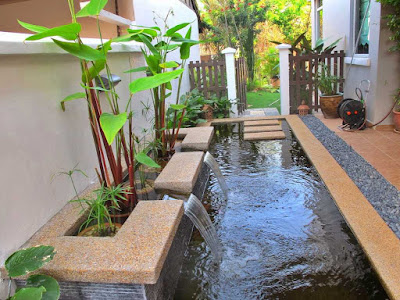 taman rumah minimalis dengan kolam ikan koi depan rumah