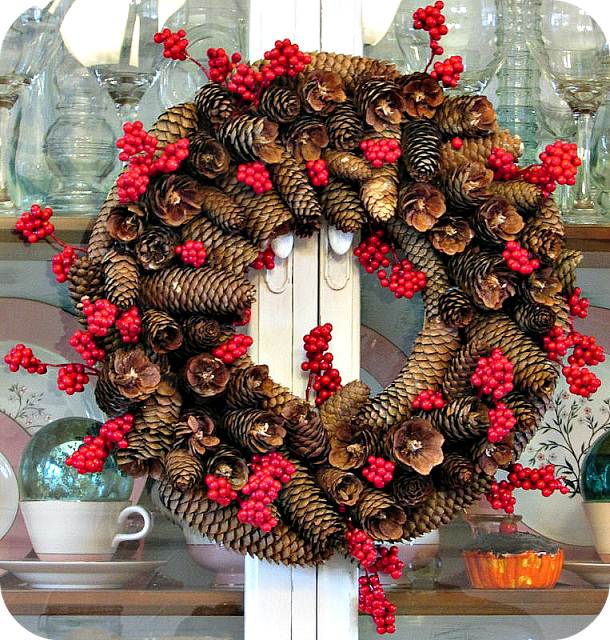 http://simplysimplisticated4.blogspot.com.es/2013/10/my-diy-pinecone-wreath.html