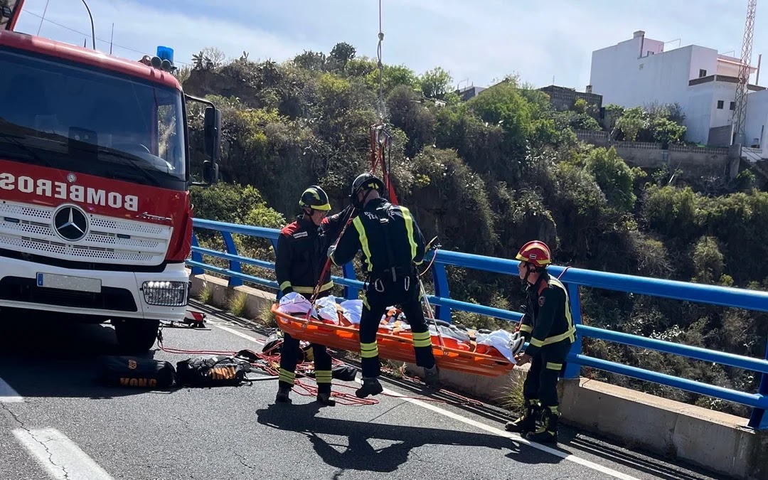 Bomberos en tareas de rescate (Foto: Bomberos de Tenerife).