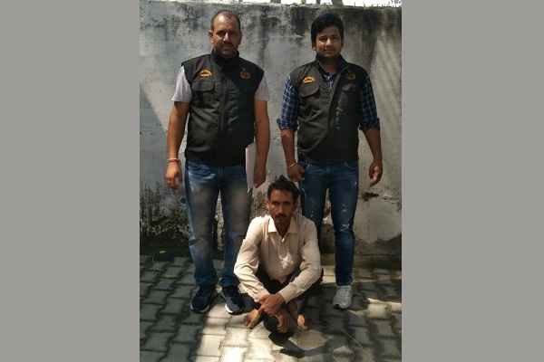 crime-branch-sector-65-faridabad-arrested-store-keeper