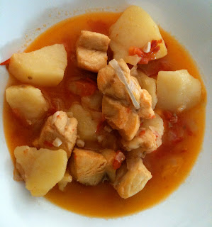 Caella guisada con patatas y tomate un plato de pescado sano y sabroso