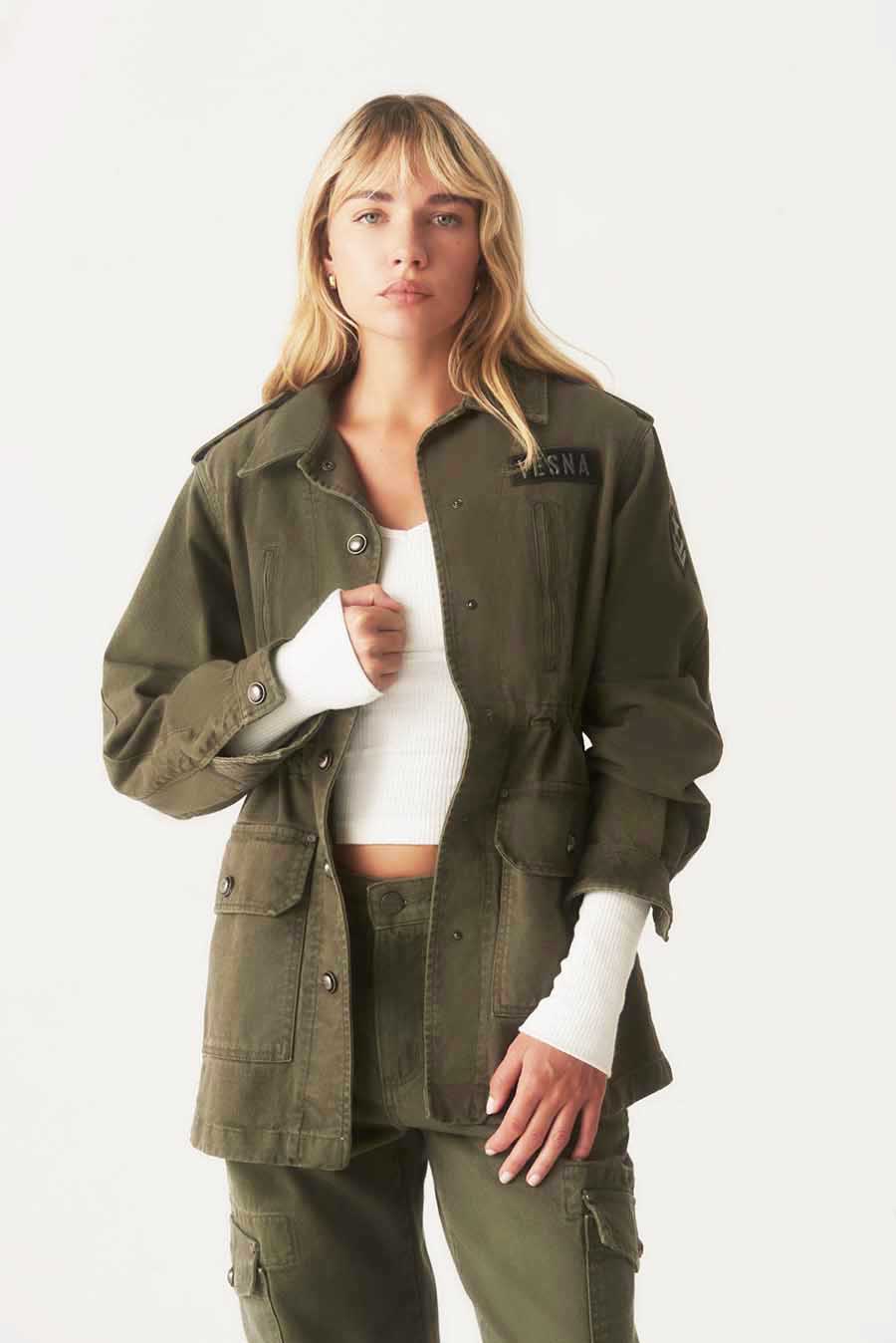 Campera larga chaqueta cazadora militar verde moda mujer invierno 2024